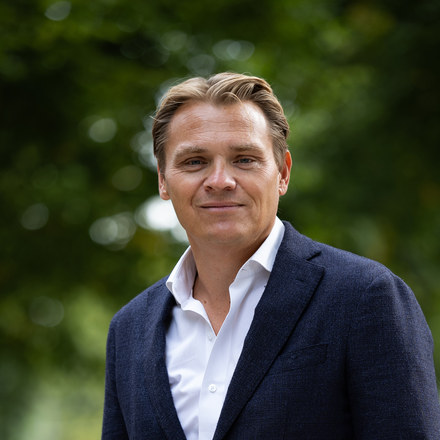 Portret van Dennis van der Linde, partner bij Leithonpark Advisory